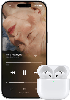 Ein iPhone neben AirPods im geöffneten Ladecase