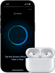 AirPods Pro im Ladecase neben einem iPhone mit einem Bildschirm für die Hörgesundheit