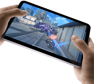 Ein in den Händen gehaltenes iPad mini im Querformat, auf dem ein grafikintensives Game gespielt wird