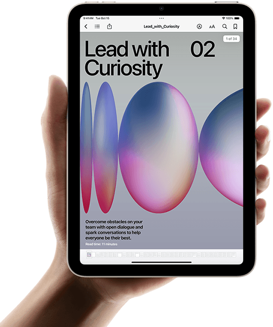 Ein:e Nutzer:in hält ein iPad mini im Hochformat in einer Hand. Der Bildschirm zeigt die Bücher App