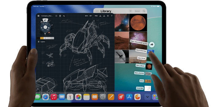 iPad Pro, Farbe Space Schwarz, die linke Hand einer Person hält das Gerät, die rechte Hand passt mit Gesten mehrere geöffnete App Fenster an, darunter eine Zeichenapp mit Skizzen von mechanischen Designs, eine Fotomediathek mit Planeten und Weltraumbildern und Dateien im Download-Ordner, die nach oben hin aufgefächert werden