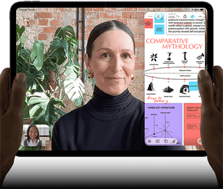 iPad Pro, Vorderansicht, Querformat, Farbe Space Schwarz, gerundete Ecken, schwarzer Displayrand, zwei Hände halten es an der linken und rechten Seite, das Display zeigt ein FaceTime Gespräch, das live übersetzt wird, und eine Lernapp zeigt eine Präsentation zum Thema „Vergleichende Mythologie“ mit Text, Diagrammen und handschriftlichen Notizen