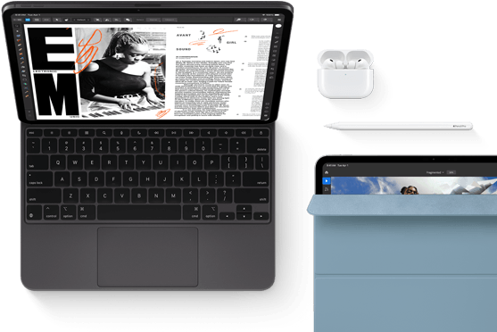 iPad Pro mit Magic Keyboard, Vorderansicht, Farbe Space Schwarz, gerundete Ecken, schwarzer Displayrand, geöffnet, das Display zeigt eine App zum Bearbeiten von Artikeln mit Text und einem Foto einer Frau, die Musik spielt, AirPods 4 im geöffneten Case, blaues Smart Folio Cover auf dem iPad Pro mit dem Apple Pencil Pro, der oben am Gerät haftet, das Cover ist leicht geöffnet und zeigt das Display