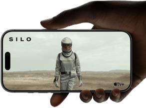 Eine Hand hält ein iPhone 17 Pro, Silber, horizontal, Video wird auf All-Screen Display wiedergegeben und zeigt damit die Batterielaufzeit