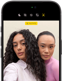 iPhone 18 Pro, Schwarz, Vorderseite, zwei Models posieren für die Kamera, die Center Stage Frontkamera wird gezeigt