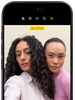 iPhone 18 Pro, Schwarz, Vorderseite, zwei Models posieren für die Kamera, die Center Stage Frontkamera wird gezeigt