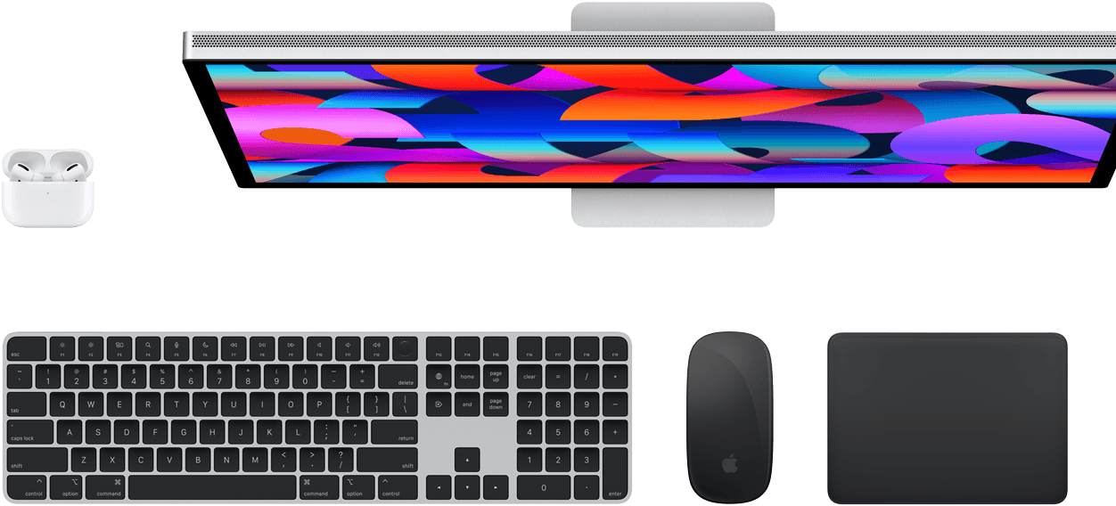 Blick von oben auf Air Pods, ein Studio Display, ein Magic Keyboard, eine Magic Mouse und ein Magic Track Pad.