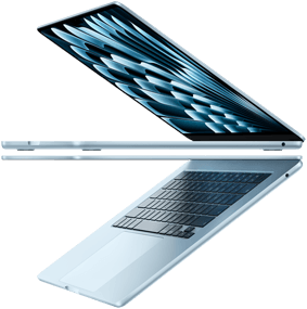 Zwei geöffnete MacBook Air Laptops in Farbe Himmelblau bilden einen Pfeil, um das dünne Profil zu betonen