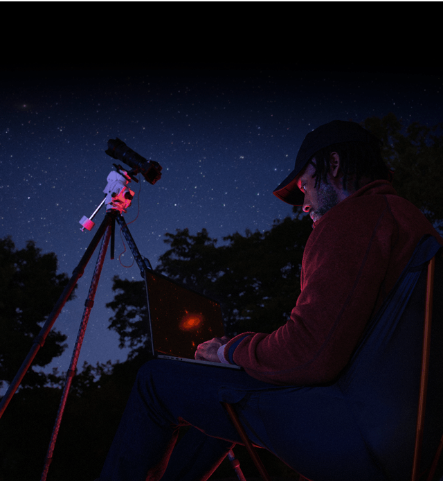 Eine Person nutzt ein MacBook Pro, das nicht am Strom angeschlossen ist, und zeigt damit die lange Batterielaufzeit