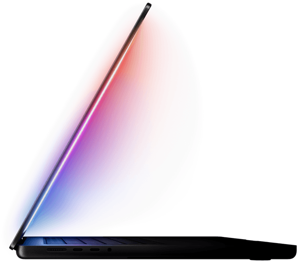 Ein leicht geöffnetes MacBook Pro wirft mehrfarbiges Licht vom Display auf das Keyboard