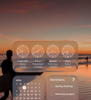 Liquid Glass Widgets für Uhr, Kalender, Erinnerungen und Wetter auf einem macOS Tahoe Display über einer Szene eines Surfers, der bei Sonnenuntergang am Strand spazieren geht