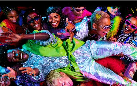 Buntes Display auf einem MacBook Pro mit einer Person, die bei einer Party durch die Menge getragen wird, verdeutlicht die Brillanz des Liquid Retina XDR Displays
