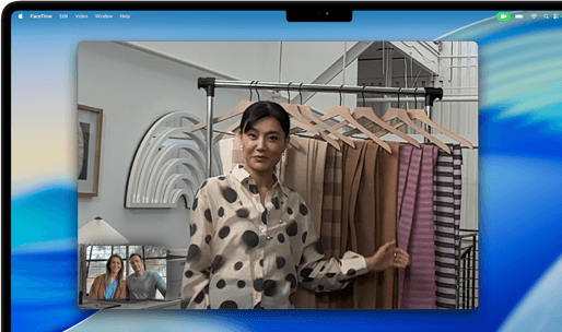 Ein Videoanruf auf einem MacBook Pro. Eine Frau präsentiert ihren zwei Gesprächspartnern Stoffe. Dank Center Stage bleibt sie während ihrer Bewegungen immer automatisch im Bildfokus