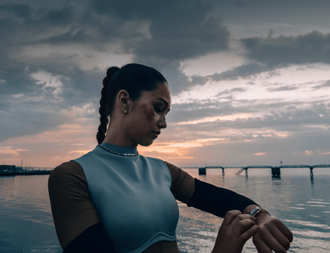 Eine Person schaut im Freien auf ihre Apple Watch Series 12