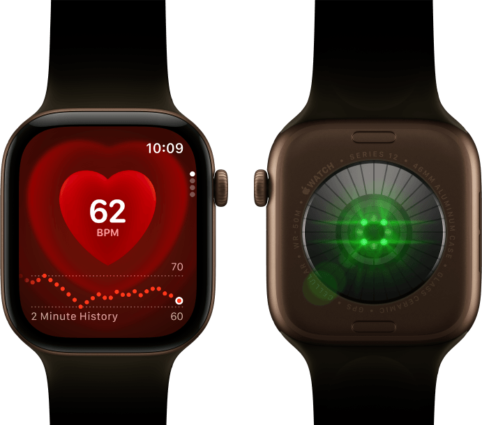 Zwei Apple Watch Series 12 Geräte, Aluminiumgehäuse, Farbe Dunkelbronze mit Sportarmband Oliv, eine zeigt die Herzfrequenz App, die andere das System zur Gesundheitserkennung auf der Rückseite der Watch mit grün leuchtenden LEDs