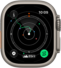Apple Watch Ultra 4, Titangehäuse, Farbe Natur, Backtrack zeigt Route mit Kompass Wegbeschreibungen, rechte Seitenansicht, Digital Crown, erhöhte Seitentaste