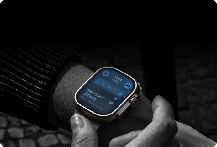 Person mit Apple Watch Ultra 4 am Handgelenk, Tageswerte für Vitalzeichen leicht abweichend
