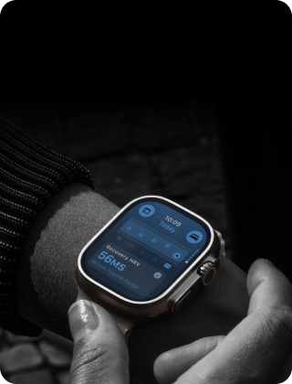 Person mit Apple Watch Ultra 4 am Handgelenk, Tageswerte für Vitalzeichen leicht abweichend