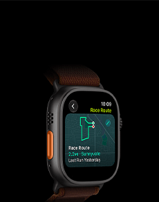 Apple Watch Ultra 4, Titangehäuse, Farbe Schwarz, Rennstrecke Feature mit einer Karte einer Laufroute, linke Seitenansicht, Actiontaste, Alpine Loop Armband, Farbe Burgunder